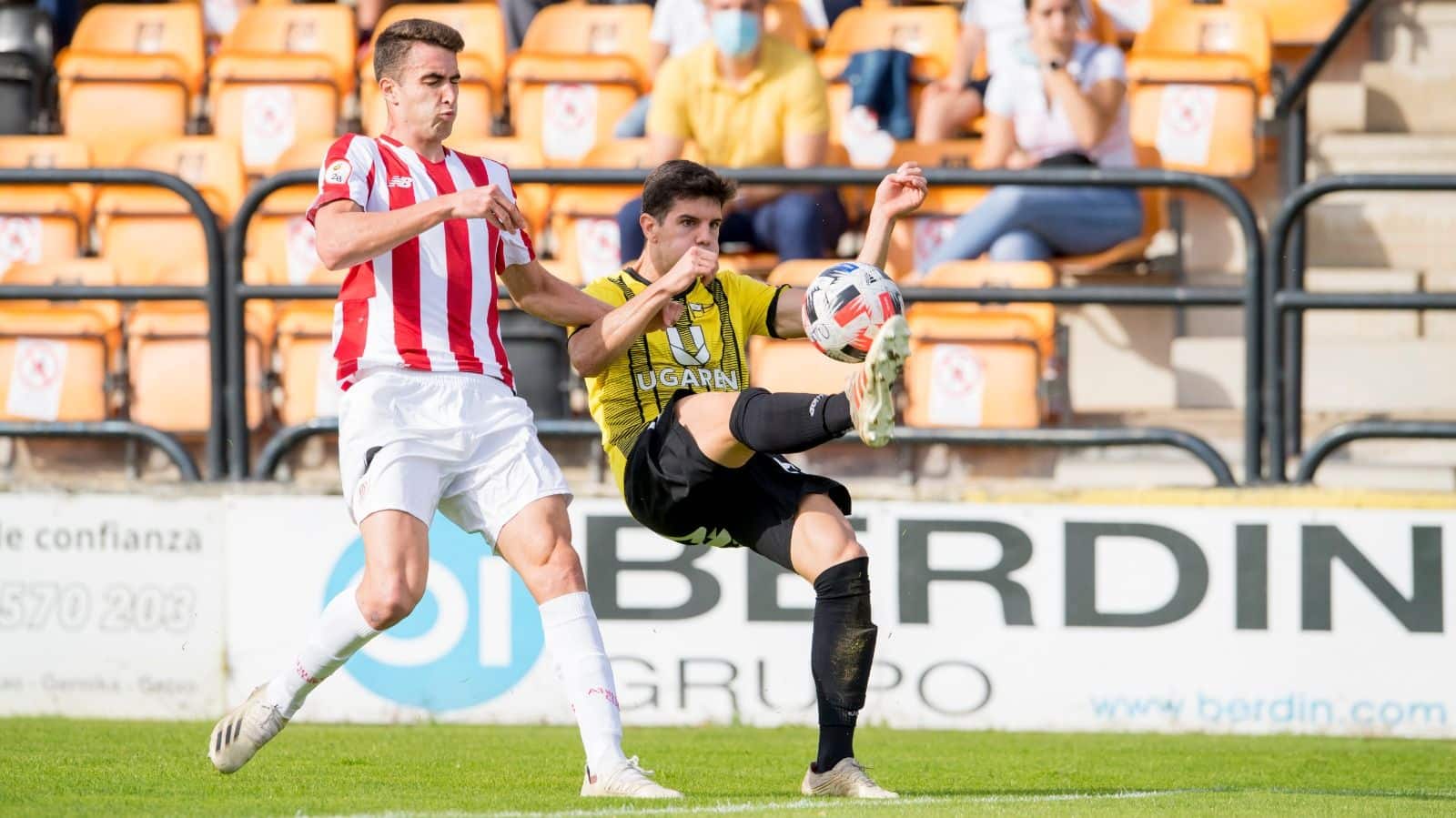 Ewan Urain ante Camus en el Portugalete - Bilbao Athletic