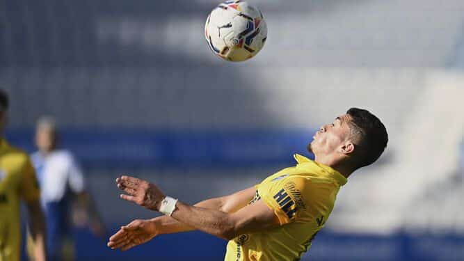 Yanis en el partido de la Nova Creu Alta con el Málaga controlando un balón