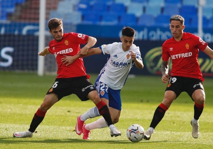 Lance del encuentro entre Real Zaragoza y RCD Mallorca disputado en La Romareda