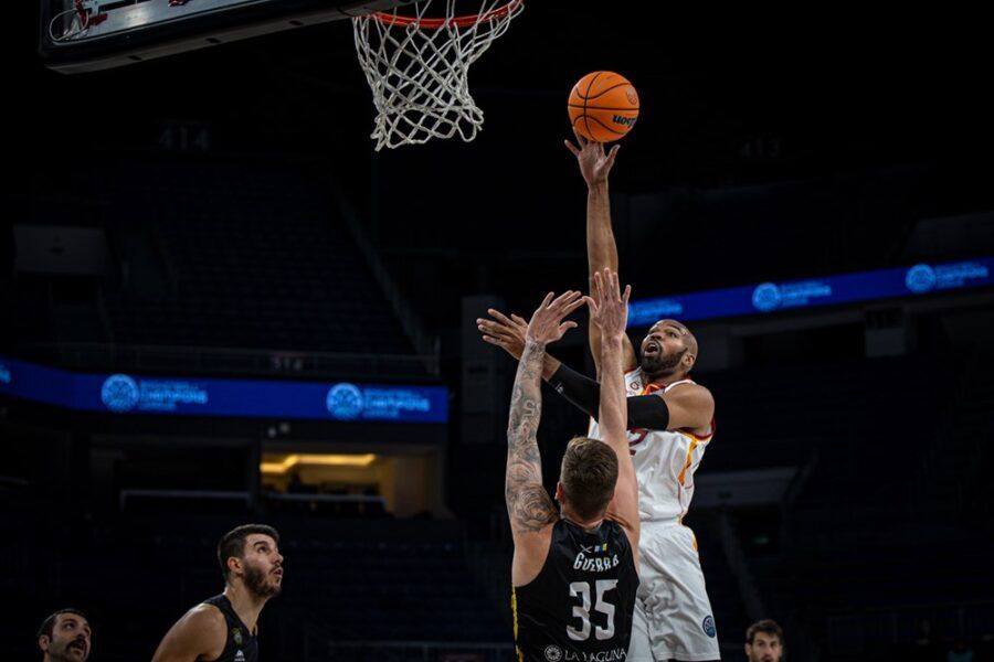 Alex Tyus lanza a canasta ante Francisco Javier Guerra en un Galatasaray - Iberostar Tenerife. Foto: Basketball Champions League.