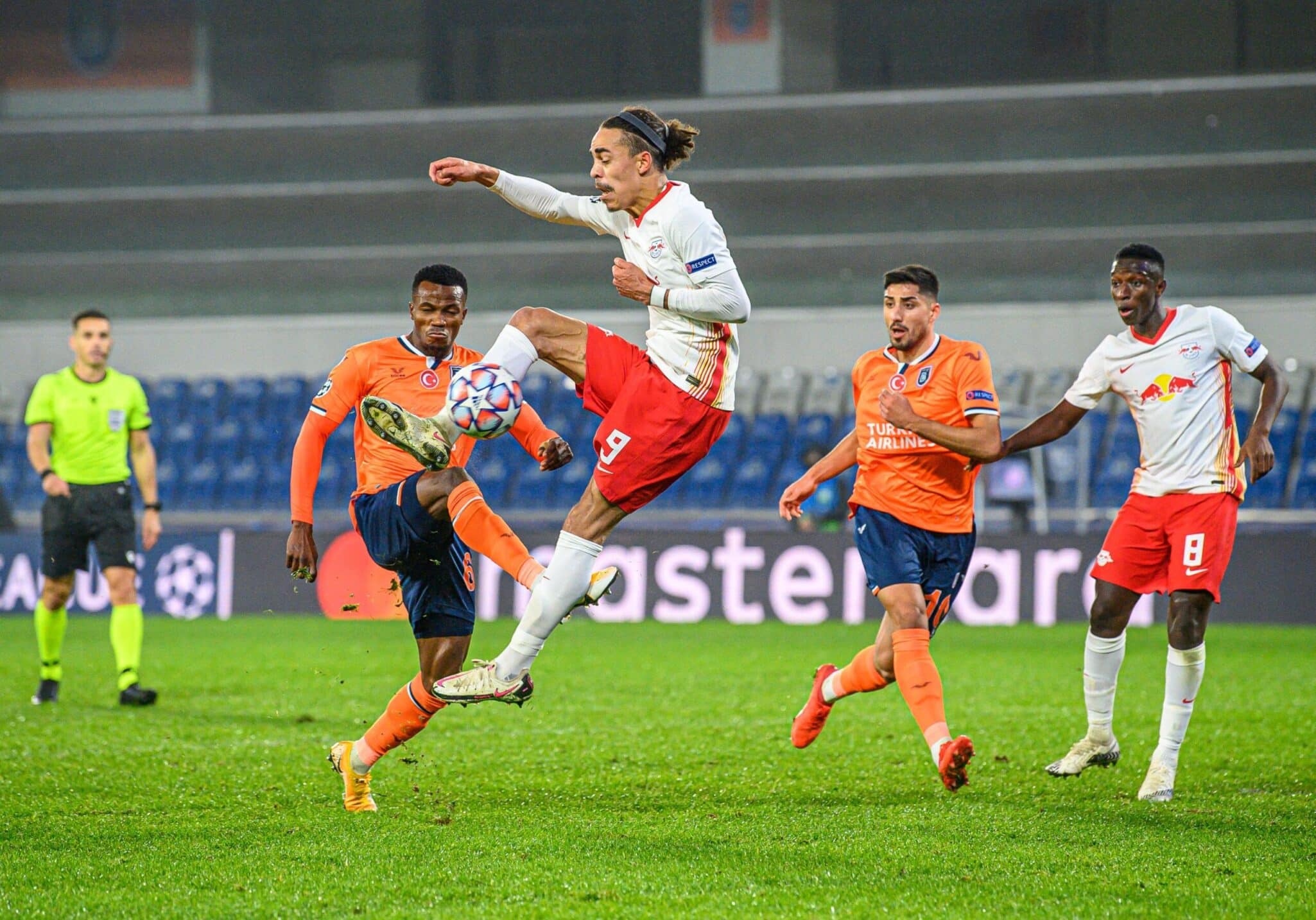Istanbul Basaksehir 3-4 Leipzig. Partido de locura que culmina con los campeones turcos fuera de toda competición europea. Fuente: (@UEFA)