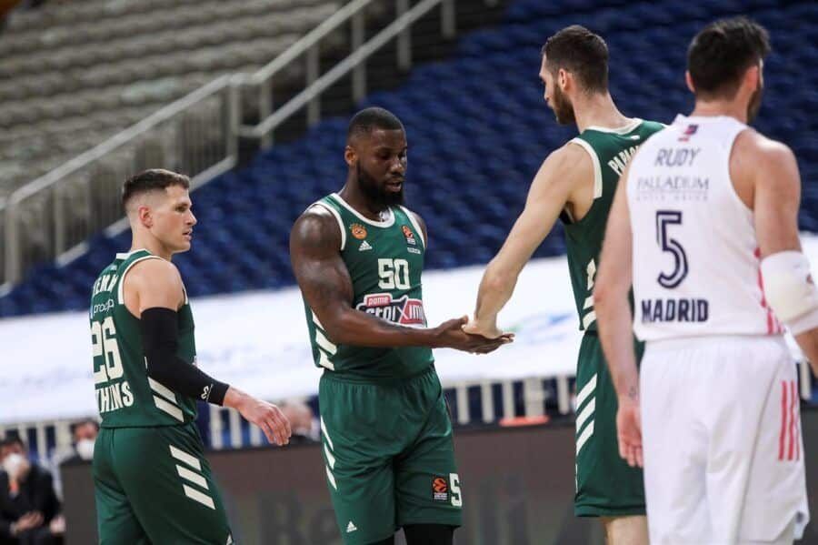 Ben Bentil choca la mano con Georgios Papagiannis en un Panathinaikos OPAP Athens - Real Madrid. Foto: Turkish Airlines Euroleague.