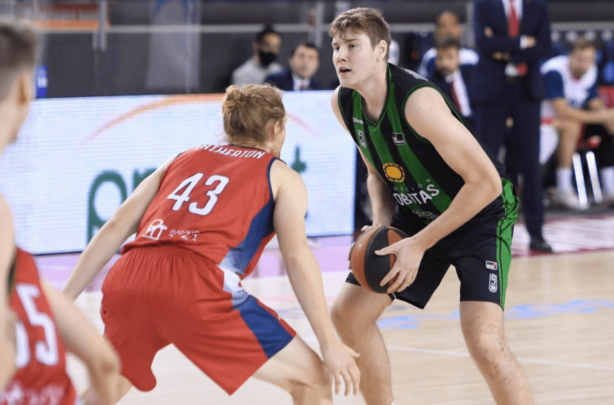 Simon Birgander con el balón ante la presencia de Scott Eatherton Foto: @Penya1930
