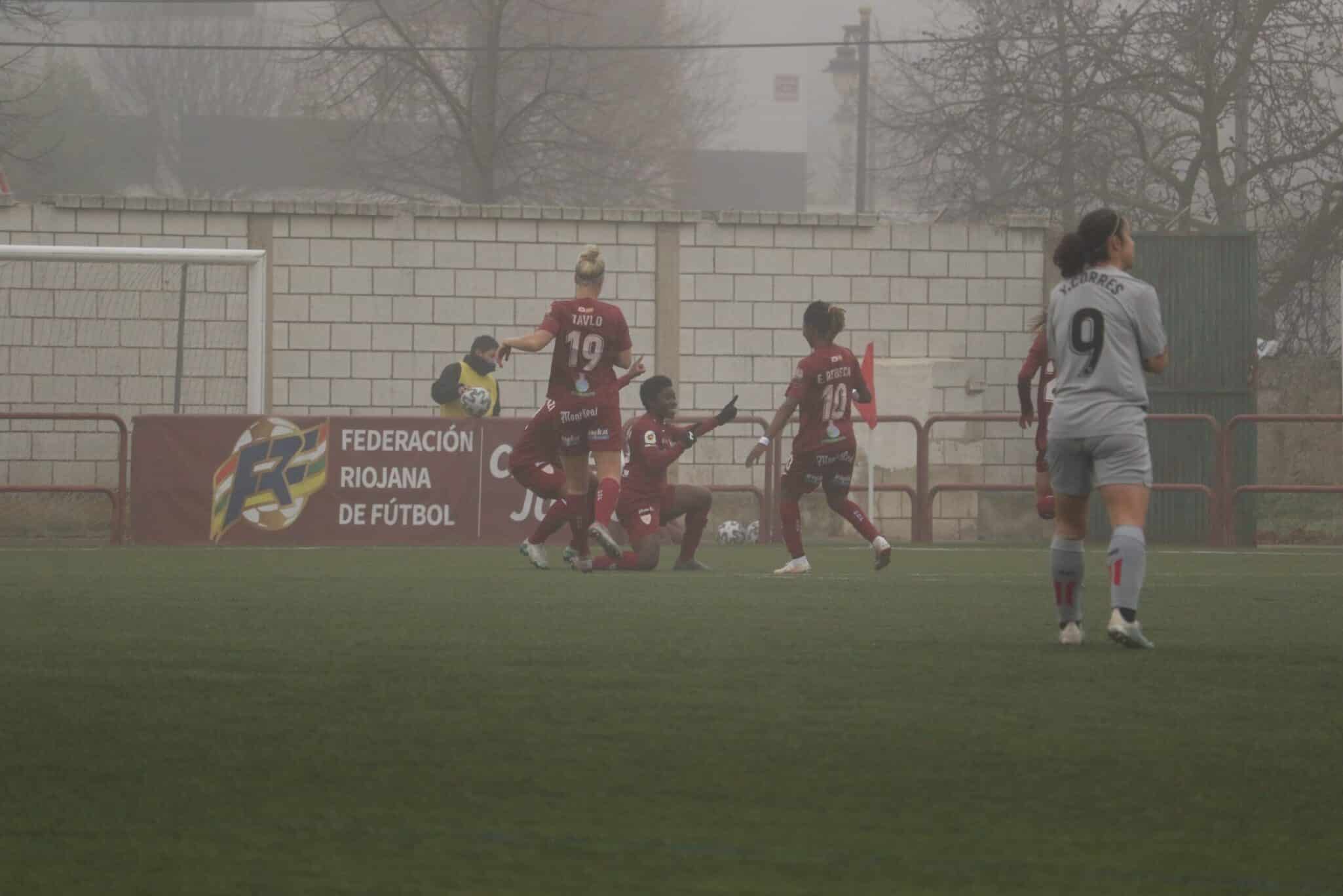 La niebla, protagonista en el partido entre el EDF Logroño y el Athletic Club.
Fuente: https://twitter.com/edflogronofem/status/1341333197343350786/photo/1