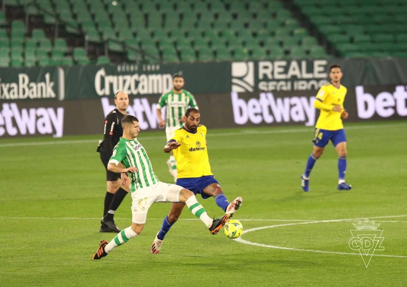 Disputa de un balón en el centro del campo ante la atenta mirada de Mateu Lahoz (Foto: Cádiz CF)