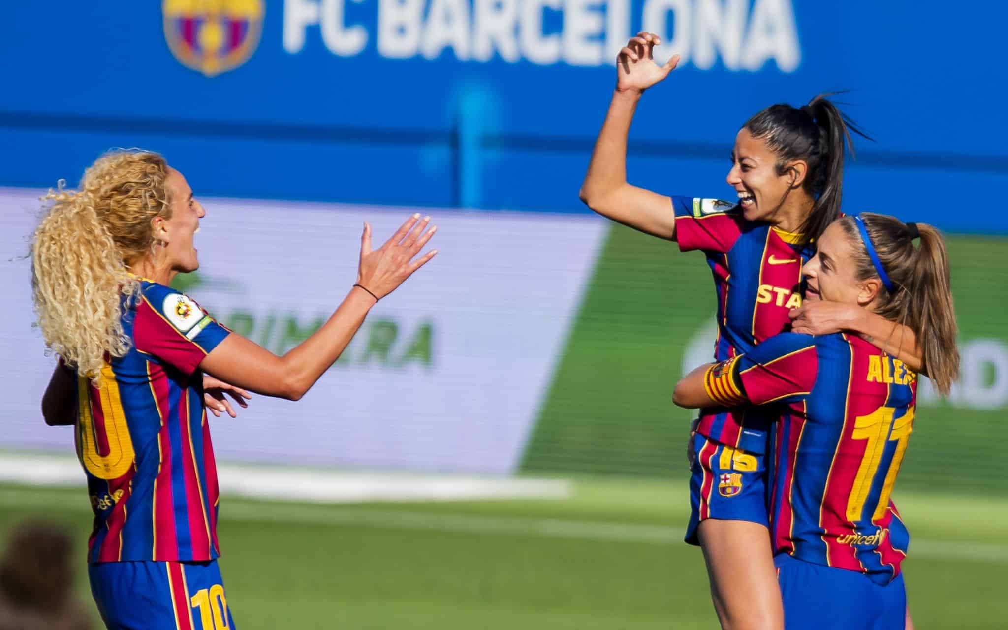 Kheira, Leila y Alexia celebrando un tanto en su estadio.
Fuente:https://twitter.com/FCBfemeni/status/1337763096270659584/photo/1