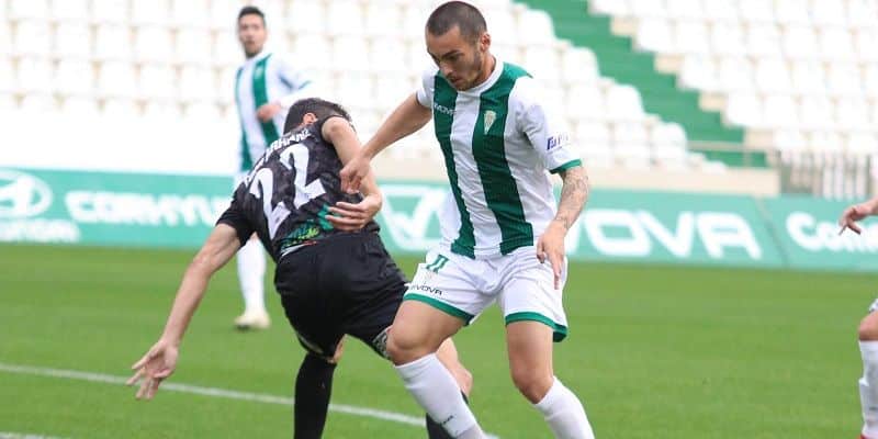 Moutinho intenta marcharse de Arranz | Imagen: Córdoba CF