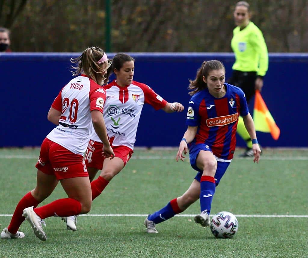 Arola conduce el balón en un instante del encuentro disputado esta tarde. Fuente: web de la SD Eibar.