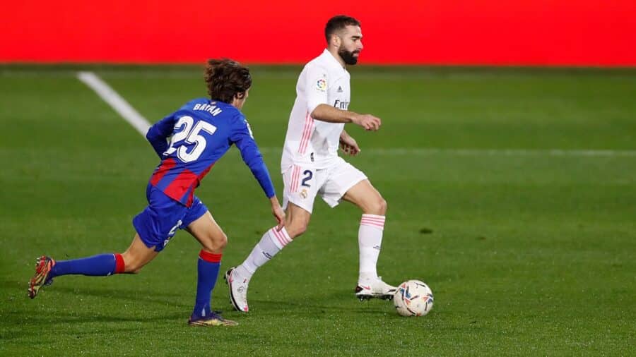 Daniel Carvajal conduciendo el balón ante la atenta mirada  de Bryan Gil.
Foto: Real Madrid.