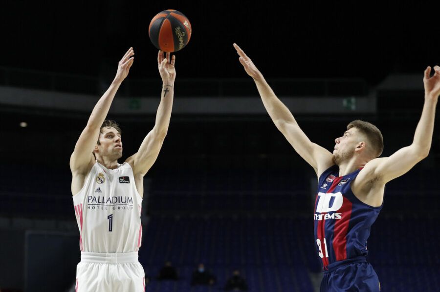 Fabien Causeur lanza a canasta ante Rokas Giedraitis en un Real Madrid - TD Systems Baskonia. Foto: Liga Endesa.