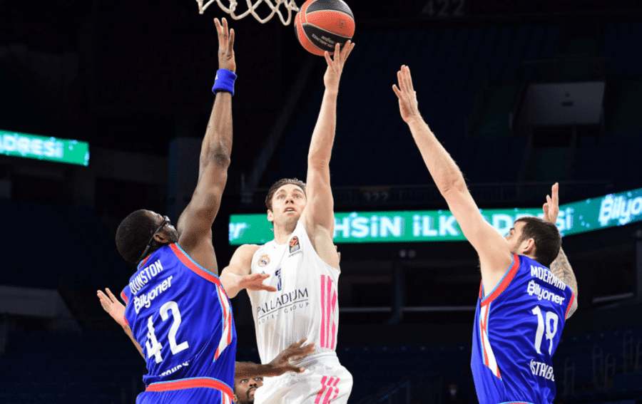 Fabien Causeur entra a canasta ante Bryant Dunston y Adrien Moerman en un Anadolu Efes Istanbul - Real Madrid. Foto: Real Madrid.