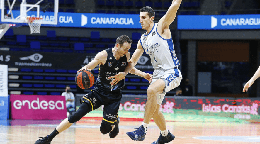 Marcelinho Huertas controla el balón pese a Dejan Kravic Foto: @SanPabloBurgos