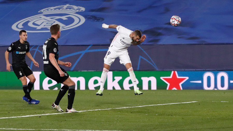 Karim Benzema remata a puerta en un Real Madrid Club de Fútbol - VfL Borussia Mönchengladbach. Foto: Real Madrid Club de Fútbol.