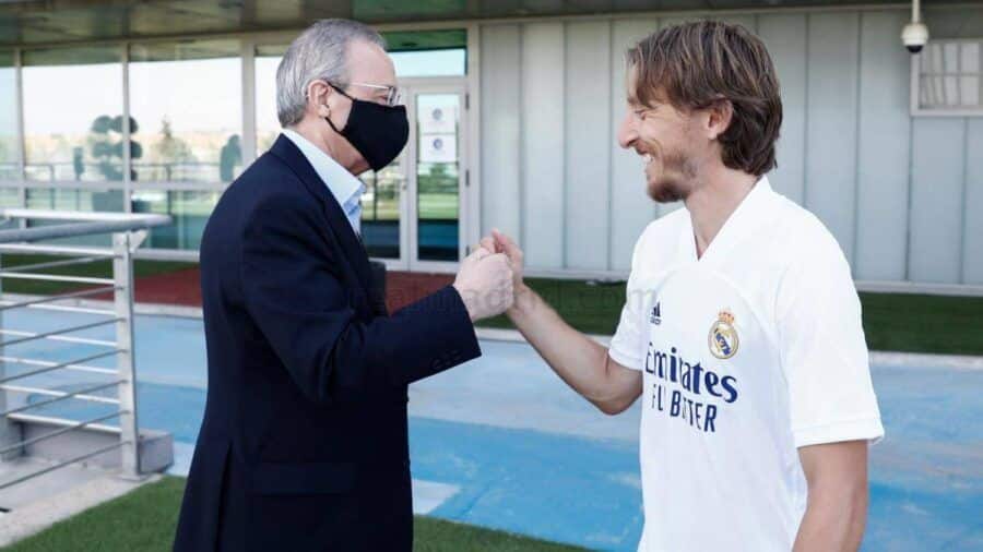 Luka Modric se saluda con Florentino Pérez. Foto: Real Madrid Club de Fútbol.