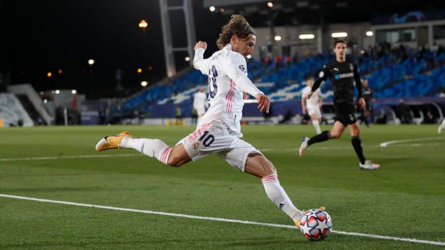 Luka Modric centra un balón en un Real Madrid Club de Fútbol - VfL Borussia Mönchengladbach. Foto: Real Madrid Club de Fútbol.