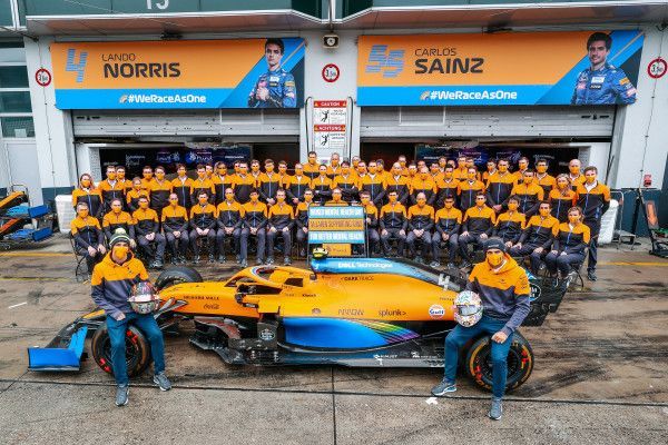 Sainz y Norris posan junto a su equipo. Foto: @McLaren F1