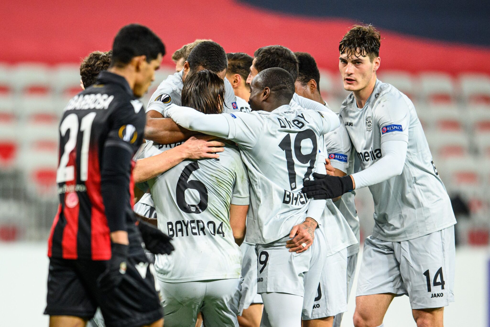 Niza 2-3 Bayer Leverkusen. El equipo de la aspirina sigue intratable en Europa. Fuente: (@bayer04_es)