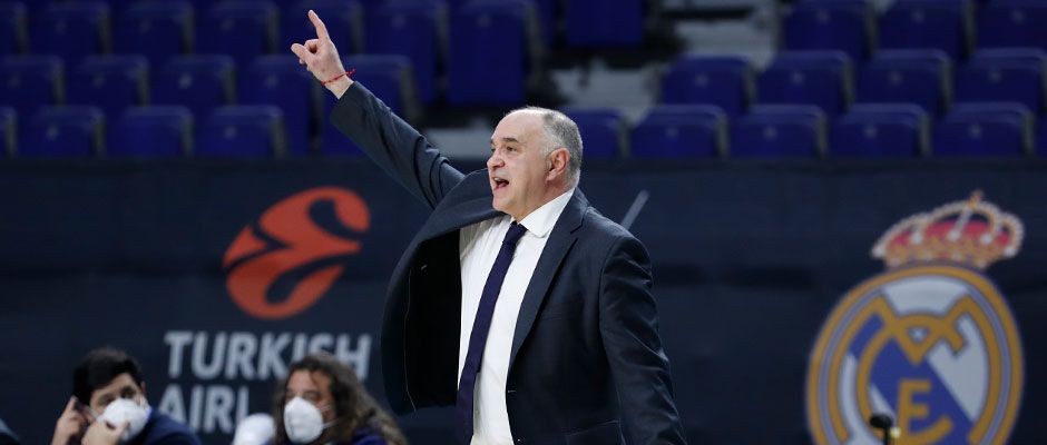 Pablo Laso da una instrucción a sus jugadores en un partido como entrenador del Real Madrid. Foto: Real Madrid.