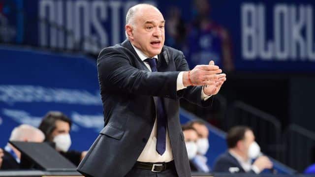 Pablo Laso da una indicación en un partido como entrenador del Real Madrid. Foto: Real Madrid.