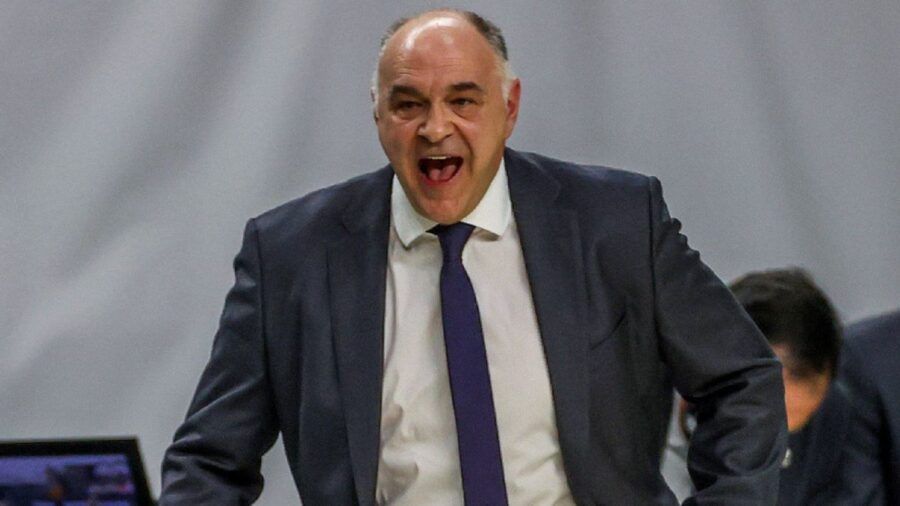 Pablo Laso da instrucciones a sus jugadores en un partido como entrenador del Real Madrid. Foto: Agencia EFE.