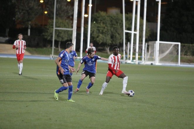 Appiah conduce el balón durante una acción del partido