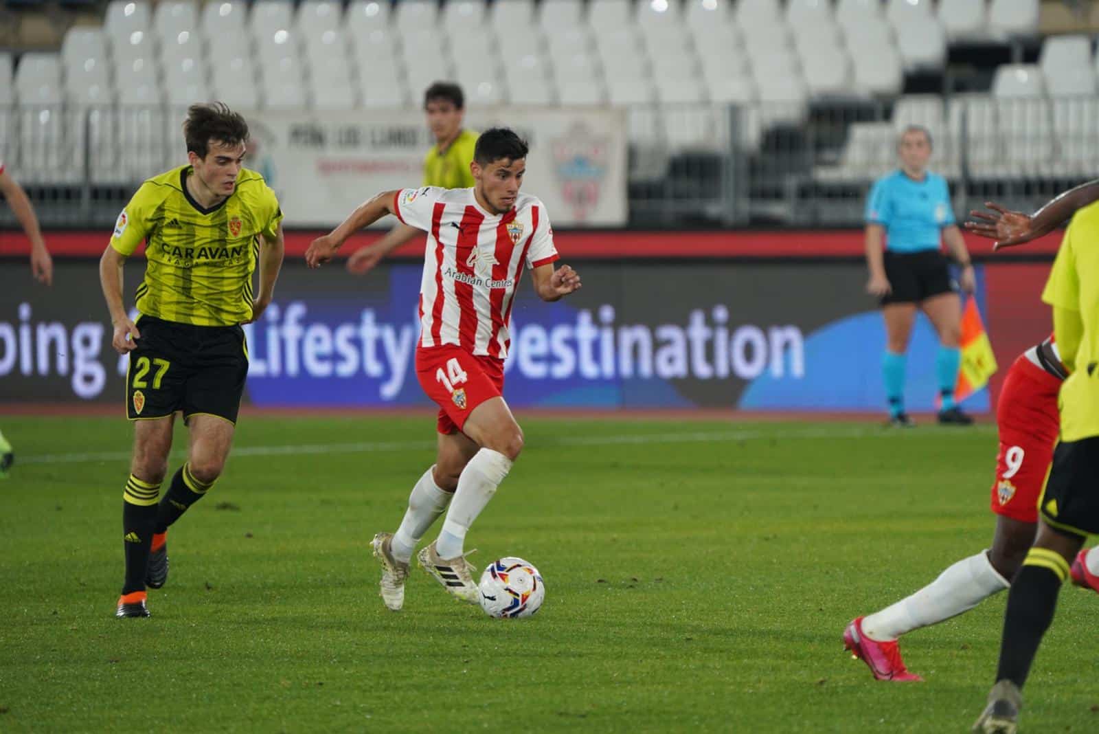 Robertone conduce un balón ante la presión de un rival (@U_D_Almeria)