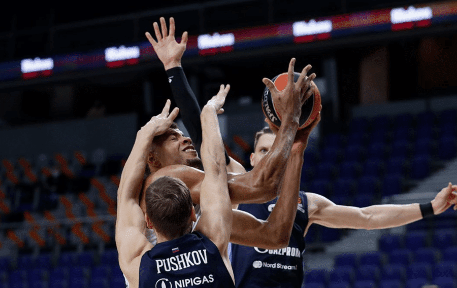 Walter Tavares coge un rebote ante Anton Puskhov y Arturas Guaditis en un Real Madrid - Zenit St Petersburg. Foto: Real Madrid.