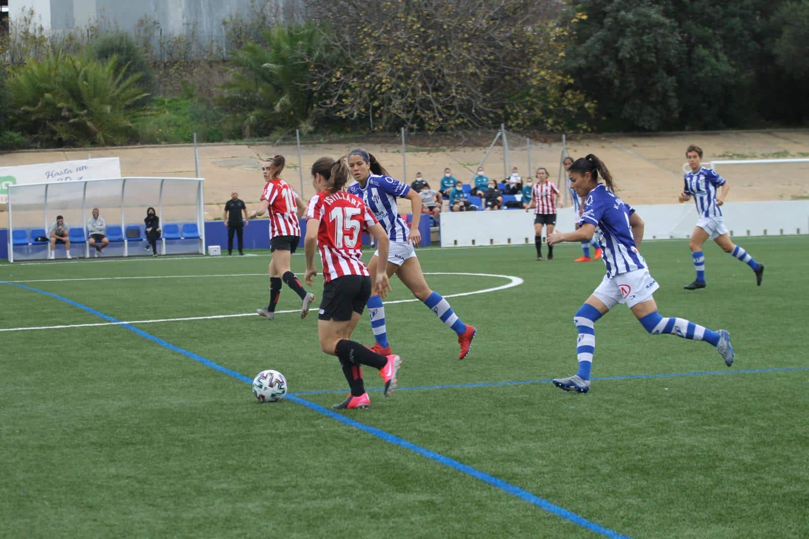 Istillart conducción ante la atenta mirada de dos jugadores rivales.
Fuente: https://www.athletic-club.eus/