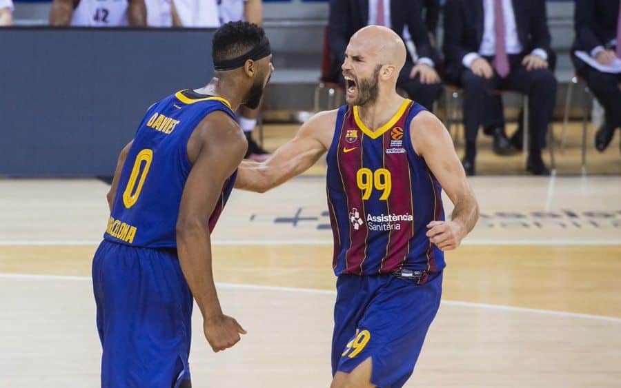 Brandon Davies y Nick Calathes celebrando una canasta ante el AX Armani Milán (Fuente web www.fcbarcelona.com)