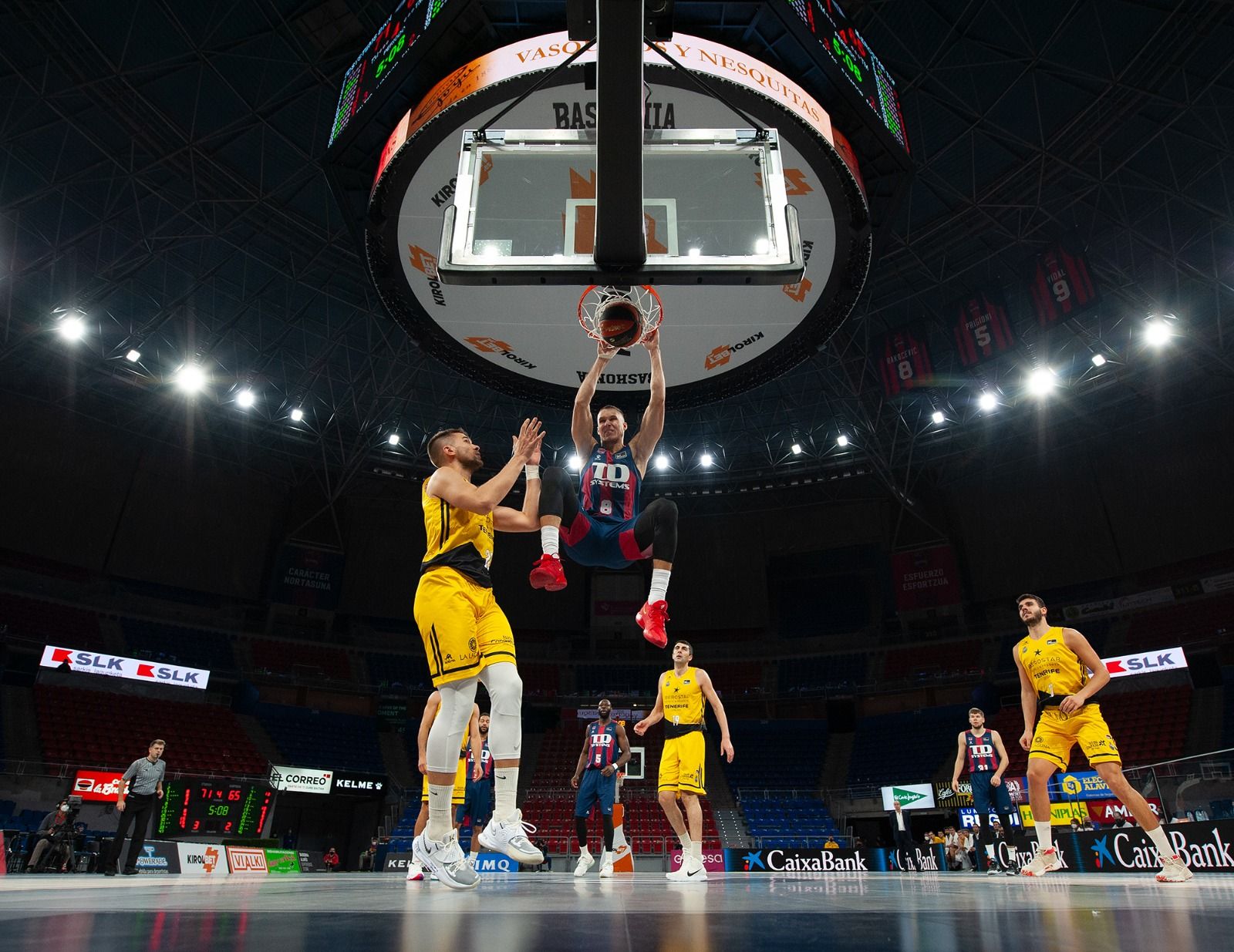 Tadas Sedekerskis realiza un mate ante la presencia de varios rivales. Foto: @Baskonia