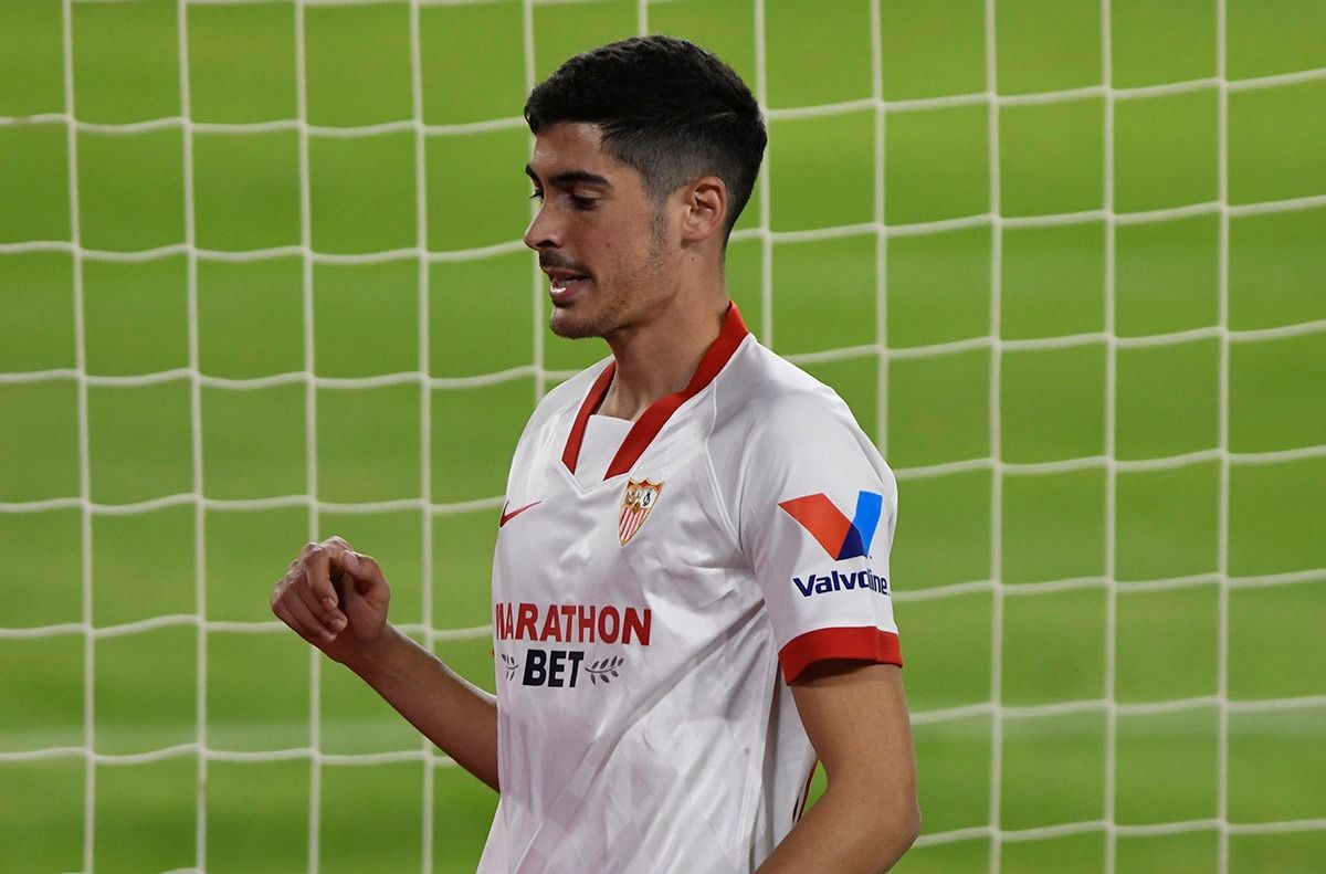 Carlos Fernández en un partido con el Sevilla