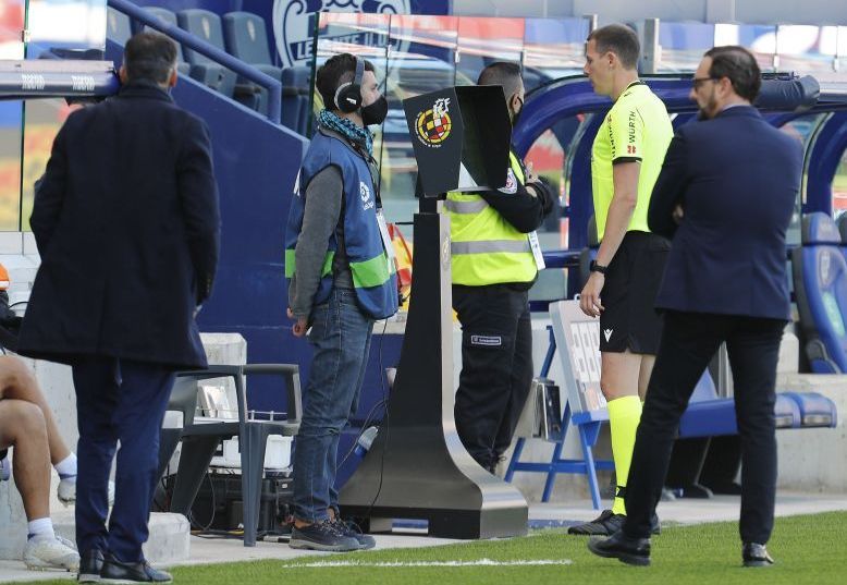 El árbitro revisa la acción que supuso la roja a Chema