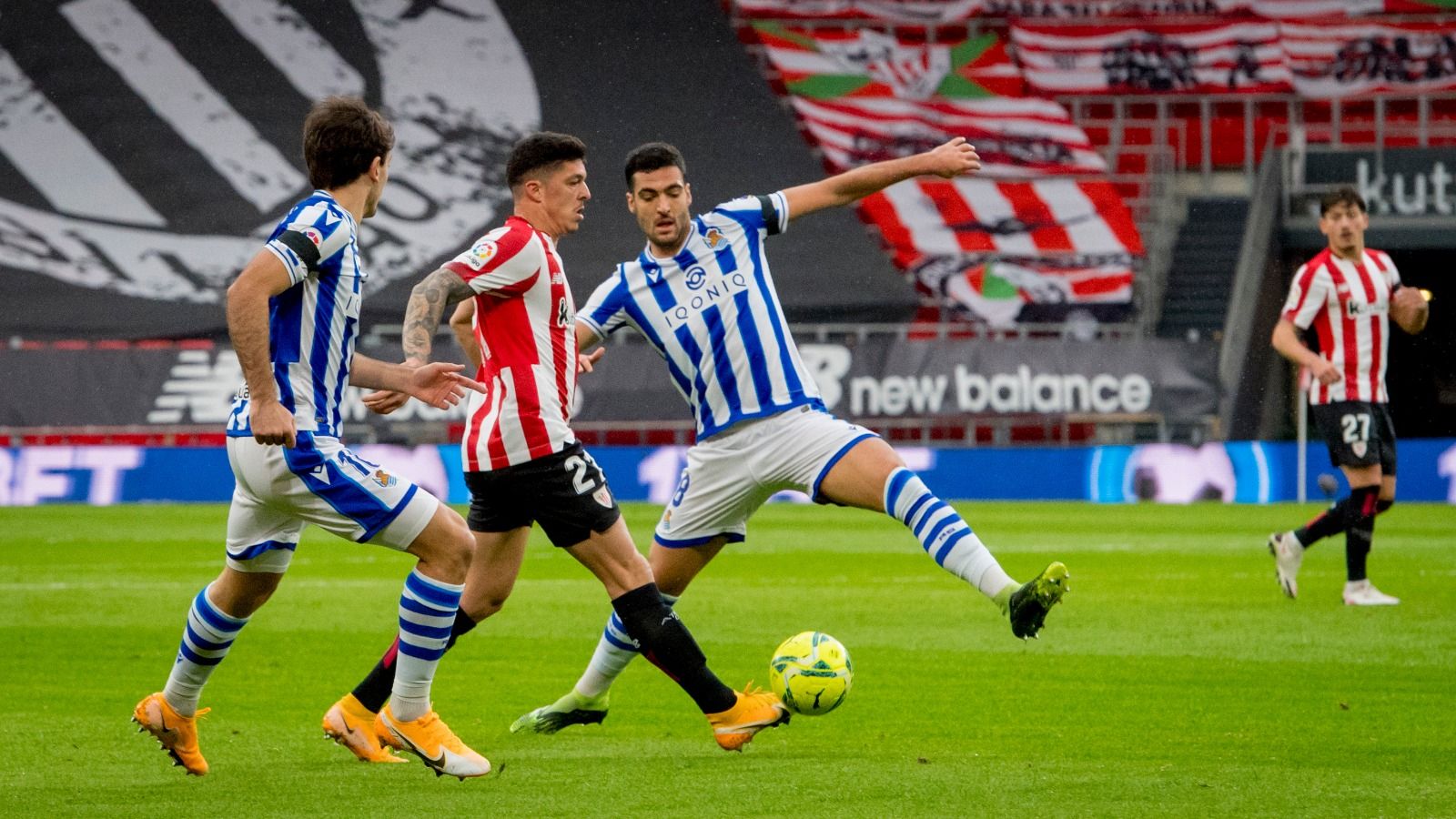 Vesga toca el balón ante la oposición de la Real Sociedad en un derbi