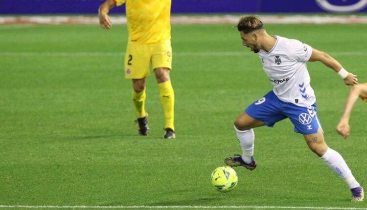 Fran Sol conduce el balón en un partido del Tenerife