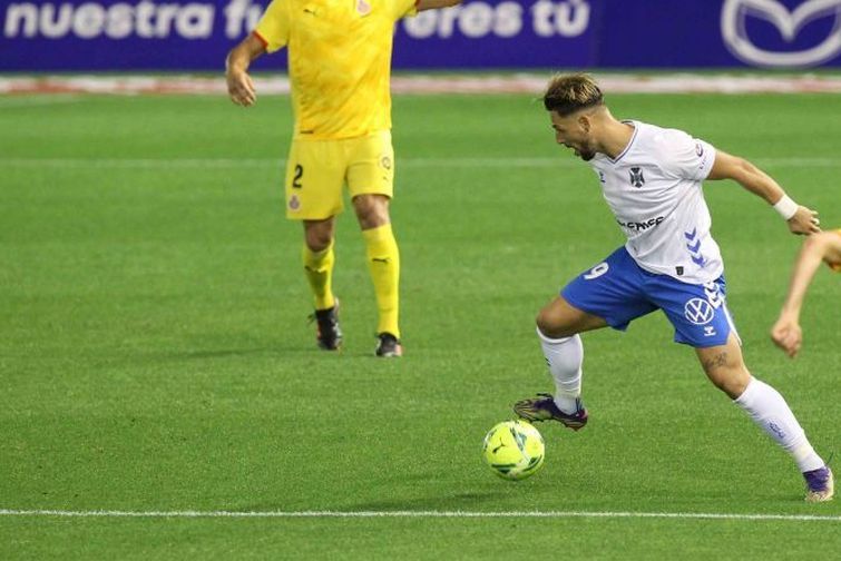 Fran Sol conduce el balón en un partido del Tenerife