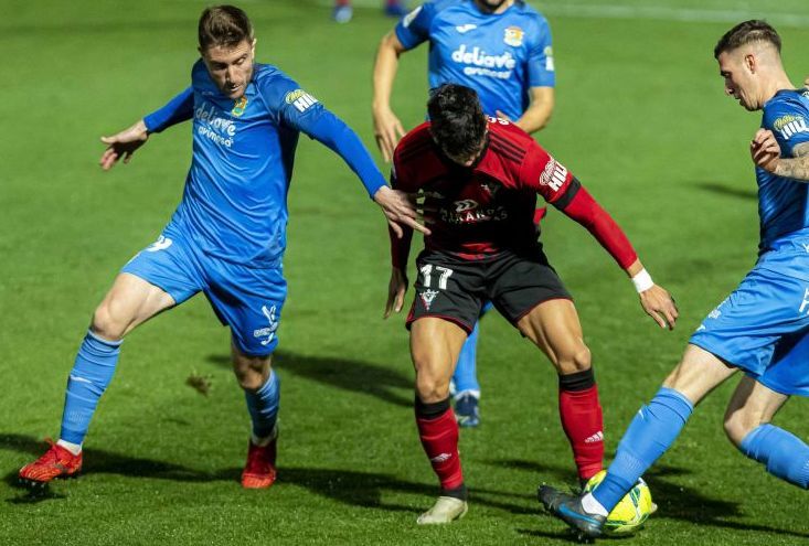 Momento del partido en el Fernando Torres entre CD Mirandés y CF Fuenlabrada