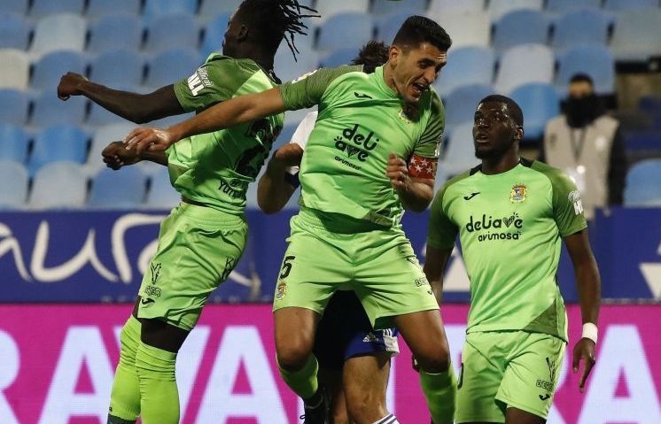 Jugadores del Fuenlabrada en un partido en La Romareda