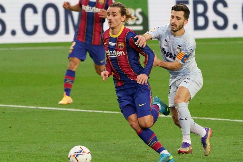 Gayá en el 'polémico' penalti a Griezmann
