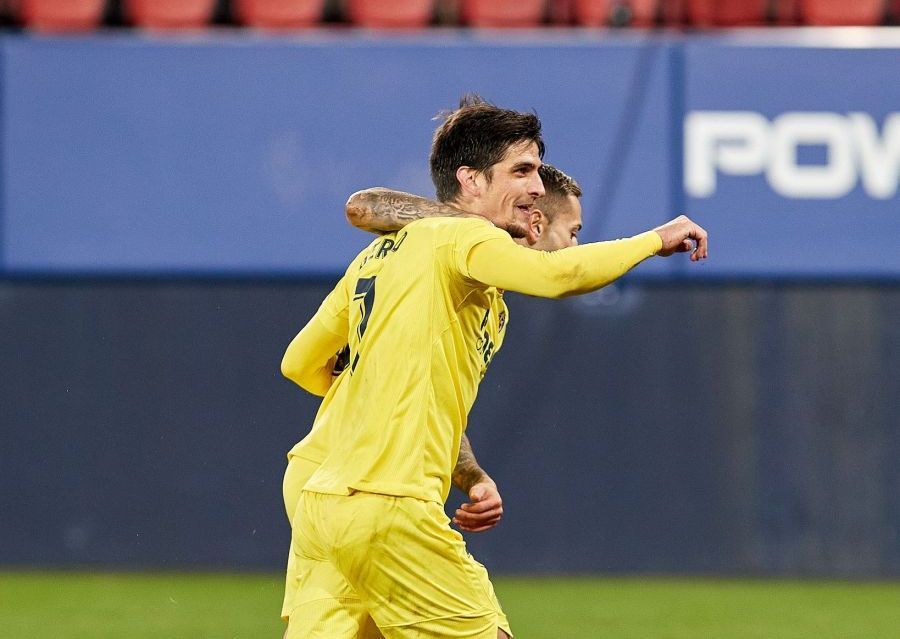 Gerard Moreno celebra uno de sus goles en El Sadar