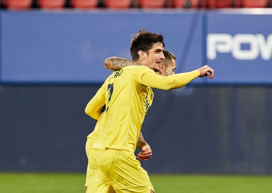 Gerard Moreno celebra uno de sus goles en El Sadar