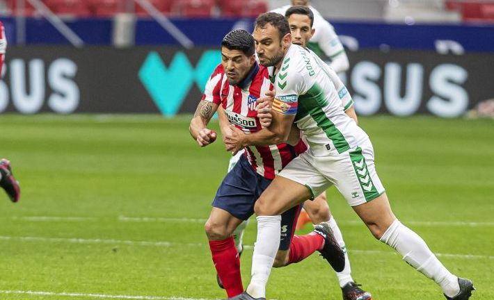 Gonzalo Verdú pugnando con Luis Suárez