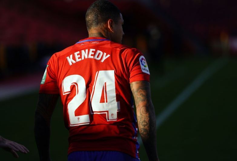 Kenedy con la camiseta del Granada