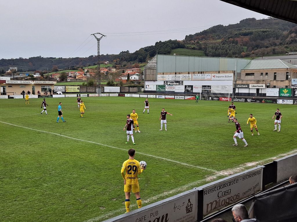 Lance del encuentro entre el CD Lealtad - AD Alcorcón en Les Caleyes