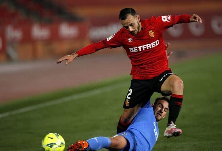 Joan Sastre busca avanzar ante un jugador fuenlabreño