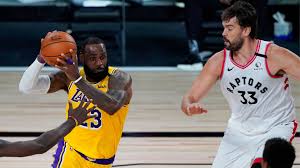 Marc Gasol defiende a LeBron James en la burbuja de Orlando