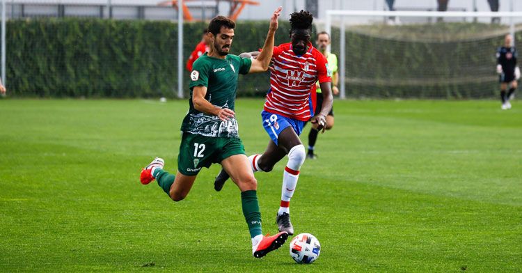 Nuha Marong presiona a un rival en un partido del Recreativo Granada