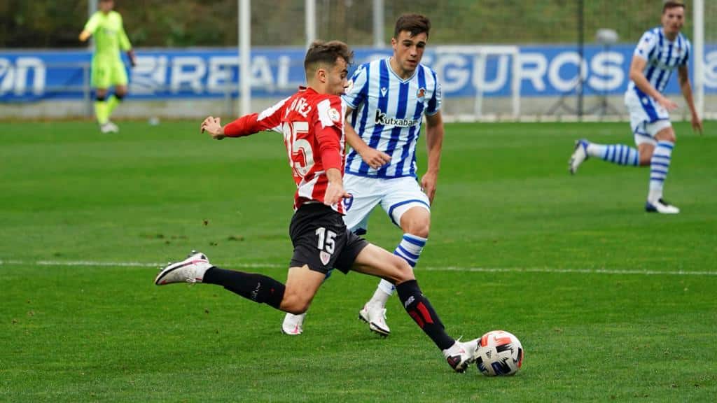 Unai Nuñez en una acción de golpeo en el derbi de filiales en Zubieta