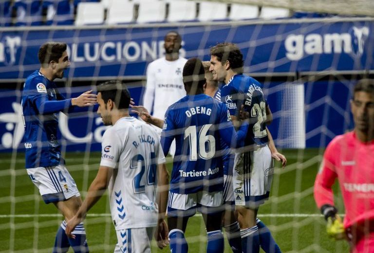 Los jugadores del Oviedo celebran el segundo gol de Blanco Leschuk
