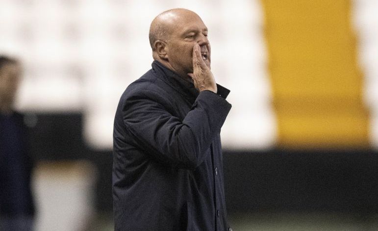 Pepe Mel en un partido en el Estadio de Vallecas