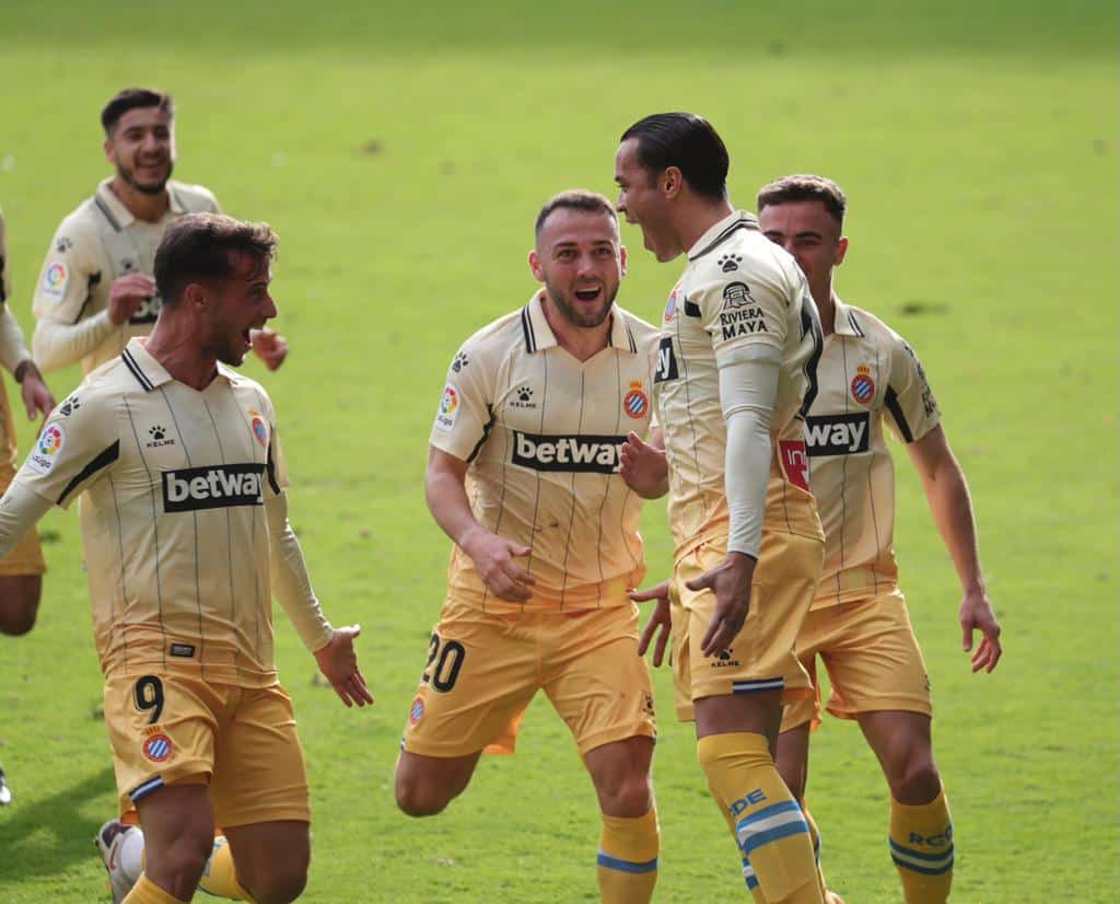 Raúl de Tomás celebra el primer gol